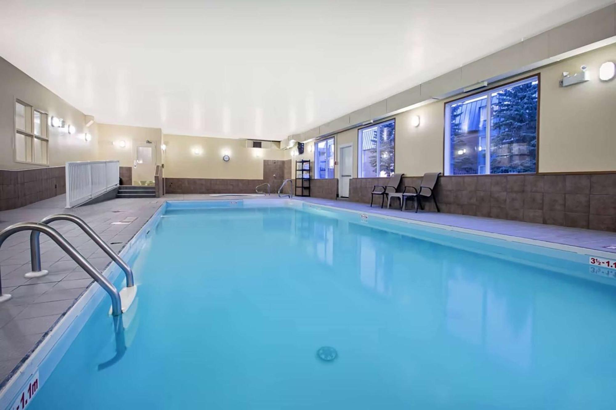Ramada By Wyndham Prince Albert Buitenkant foto