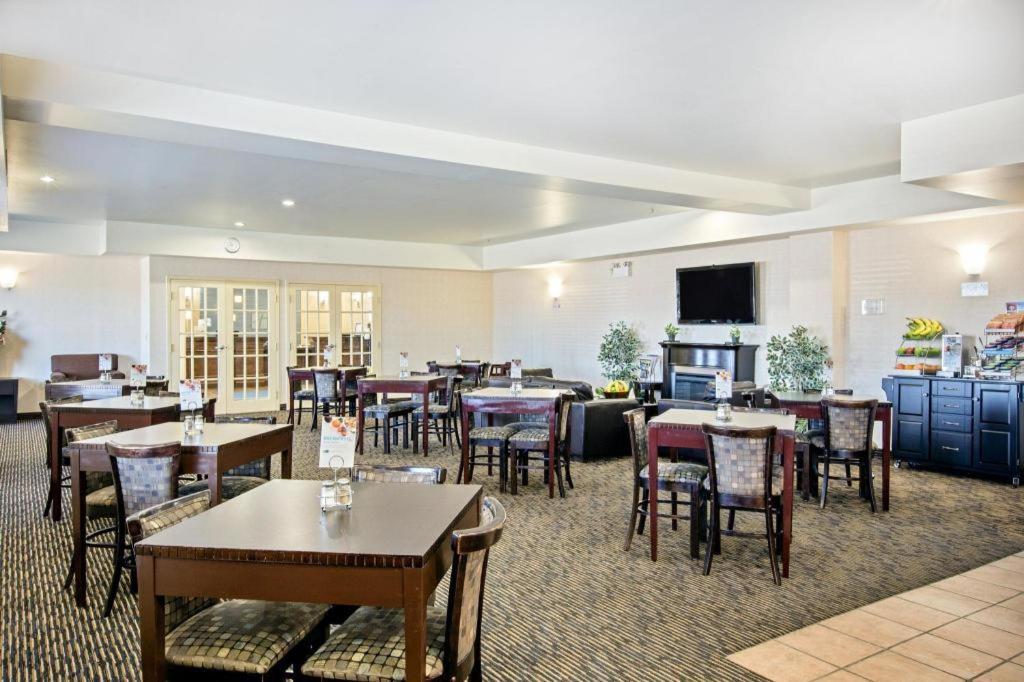 Ramada By Wyndham Prince Albert Buitenkant foto