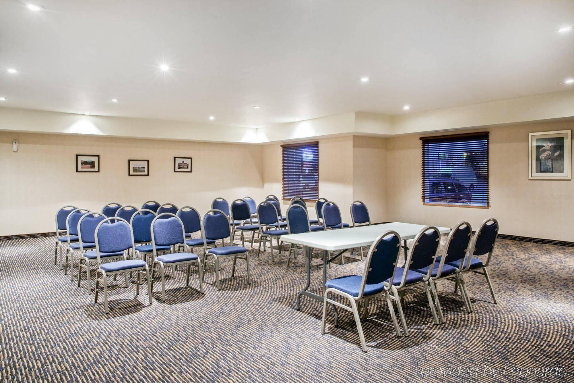 Ramada By Wyndham Prince Albert Buitenkant foto
